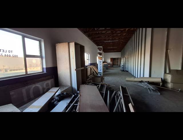 1,265M² BUILDING FOR SALE IN APEX